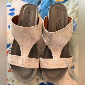 BOUTIQUE BY CORKY’S 7 Funkytime White Silver Slide Sandals EUC